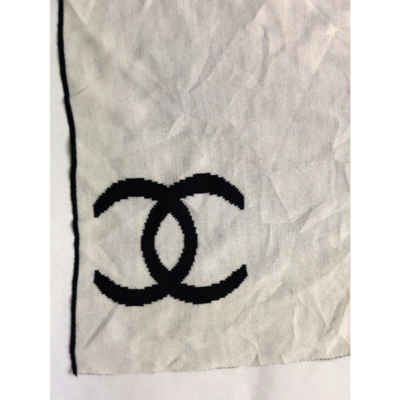 CHANEL Black & Gray 100% Wool Reversible Logo with Scarf Geometric Accent - Picture 9 of 10